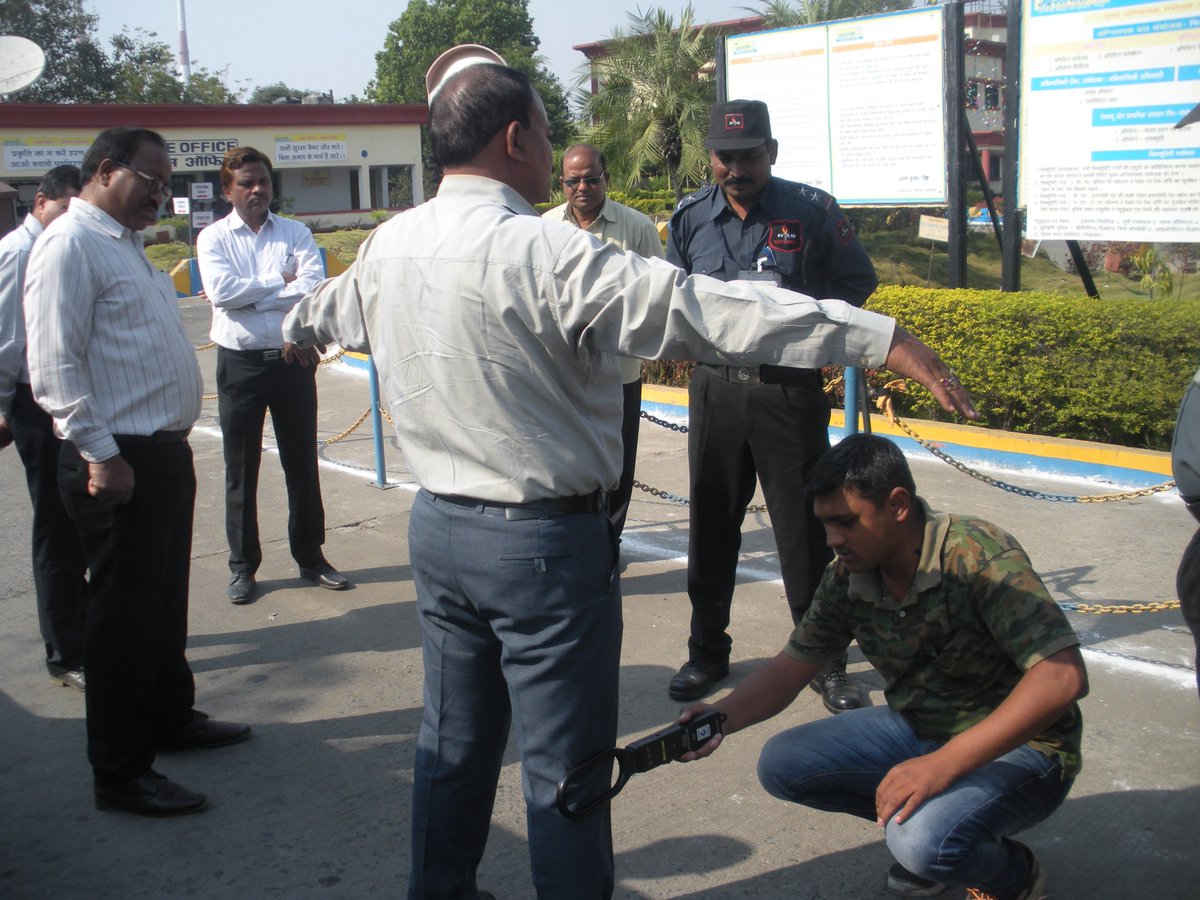 Sumedh_BPCL's tweet photo. @BPCLNagpur Bomb Threat Management Training conducted in Plant with the help of Bomb Detection &amp; Disposal Squad, Nagpur Police https://t.co/DPrtpOmHwh