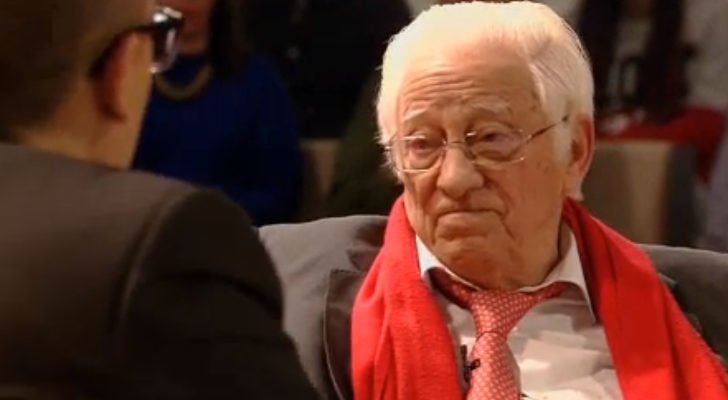 FormulaTV's tweet photo. Padre Ángel: 'Yo también me he preguntado por qué Dios permite que sufran los niños' #ChesterDios https://t.co/yUepzIHGB3 https://t.co/qtdAM8QiXe