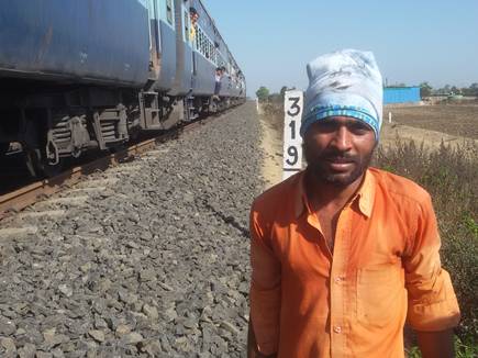 Railway gang-man 'Arjun Meena' notices 25 mm #crack on Ratlam-Ajmer #RailwayTrack near 'Manan Kheda', averts major #RailwayAccident