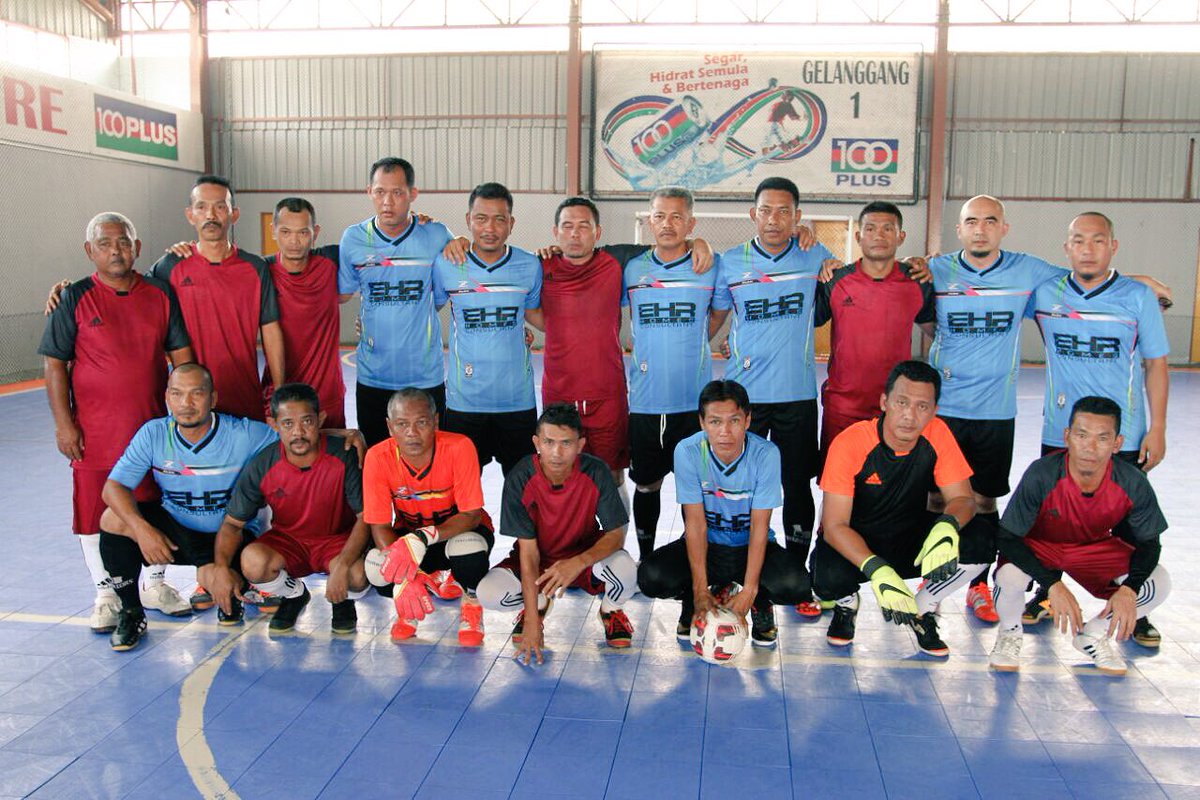 kadakemubu's tweet photo. TAHNIAH #teamkada acara Futsal Veteran muncul Naib Juara..Tahniah buat JUARA @LKIM_HQ..Anda mmg power 👍🏻👍🏻 #sukanmoa2017 https://t.co/Hx8YxMqD2Z