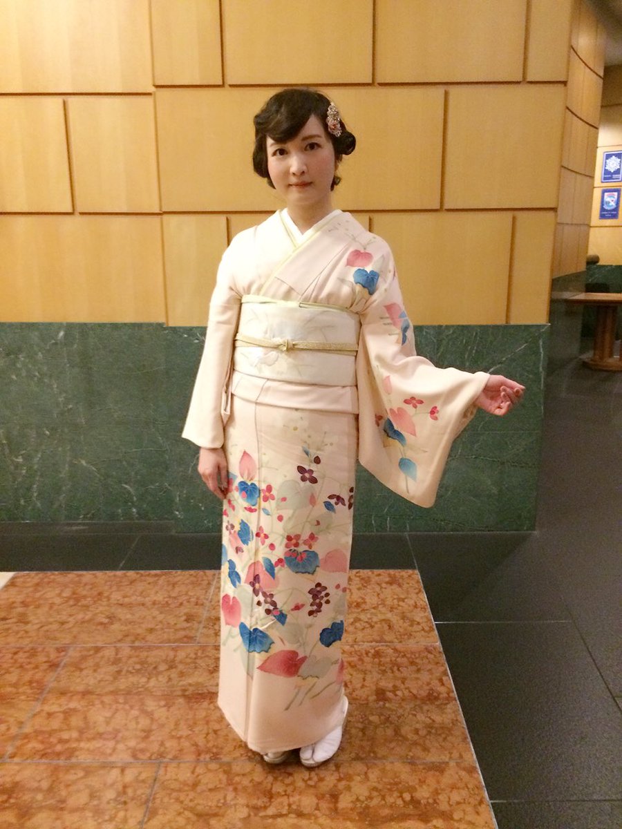 うちこ 珍しい正装コーデ 訪問着 は母のお下がりでお気に入り 葉っぱのブルーが可愛い 素敵な帯はちゃこさんからお借りしました ほんとに嬉しいありがとー 髪型もレトロにしてもらってネグリンも付けて華やかに メイクはいつもより薄めですw