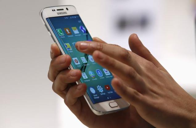 businessline's tweet photo. Apex court asks Centre to put in place mechanism to verify #mobile_users https://t.co/Xs62bNwlgG https://t.co/WEhFgvQAvM