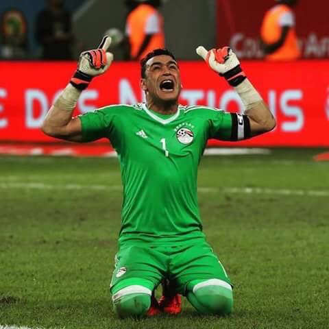 Saied_F20's tweet photo. تاريخك وحده يكفي ليتحدث عّن حامي العرين والسد العالي لمنتخب الساجدين #شكراً_عصام_الحضرى 🎩 https://t.co/ZAdA0KhmC7