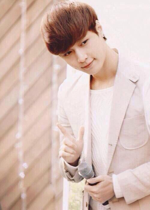 zyxz___js's tweet photo. 大家好〜我是EXO的LAY张艺兴〜
こんばんは〜EXOのLAYこと张 艺兴です〜
嬉しい時、泣きたい時、誰かに話を聞いて欲しい時ってありますよね
そんな時に貴女の心の拠り所でありたい
待ってます〜
#RTしたbotとペンを迎えにいく #RTしたbotとぺンを迎えにいく https://t.co/ELcwrAMZaA