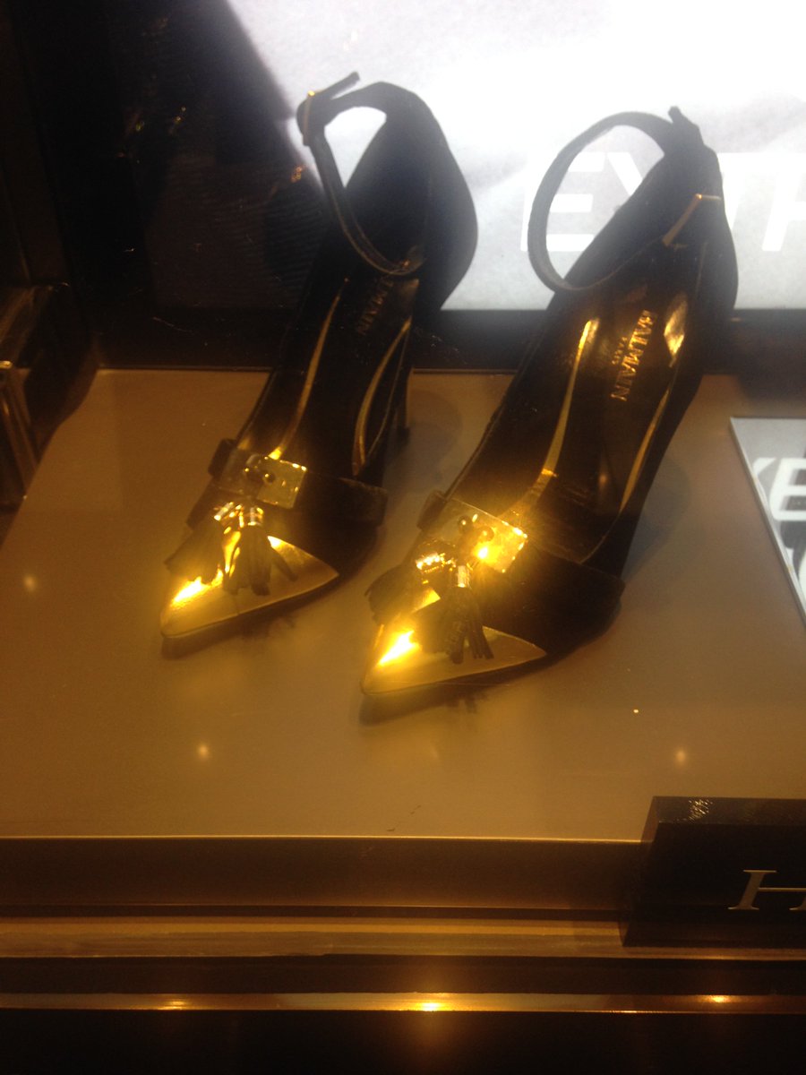 icityretail's tweet photo. Notice how the lighting enhances the gold ~ https://t.co/e17Ub3CMBS 

#shoes #balmain #shoeshop #entreprenuer #retail #businessowner #shop https://t.co/NTZnVvGEkF