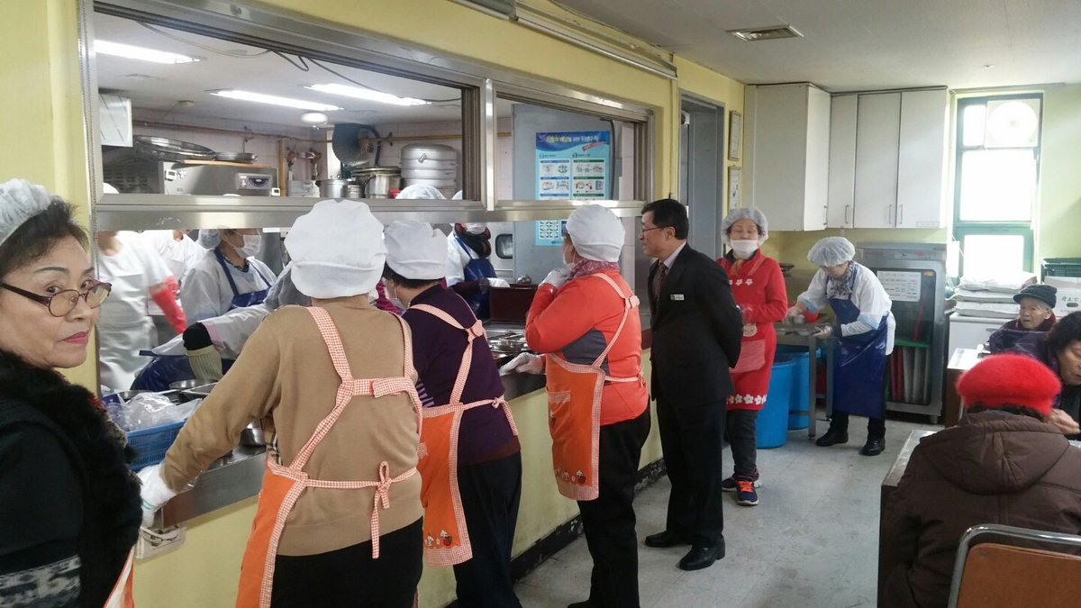 제2복지관 경로식당에서 
봉사자들을 격려하고 
어르신들의 식사시간을 살폈습니다~

언제나 건강하시길 바랍니다

#성남시 
#상대원2동