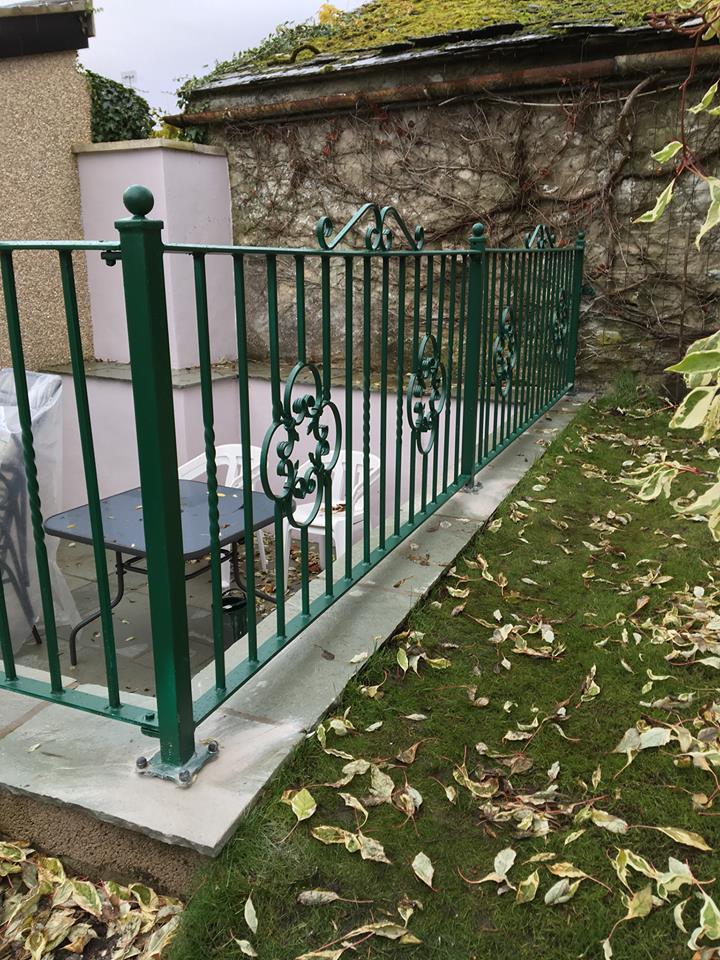 McGaffigansIron's tweet photo. Decrotive green wall top railings fitted yesterday 👍🏻
#wrought #iron #railings https://t.co/hPCWMSCbUW