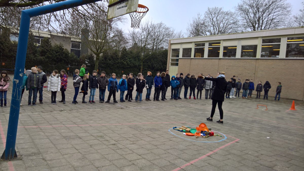 @BeweegWijs uitleg met iets teveel kinderen. Wel heel aandachtig. @SharonS_BW