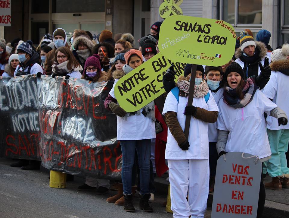 AFGES's tweet photo. Nous soutenons les étudiant-e-s dentaire dans leur mobilisation contre la Convention Nationale de leur profession !
https://t.co/DtSZEf4MM9 https://t.co/VliNIzaktH