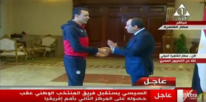 الكاس اللي خدته بتاع أحسن حارس في البطولة تجيبه زي الشاطر عشان مزعلش منك