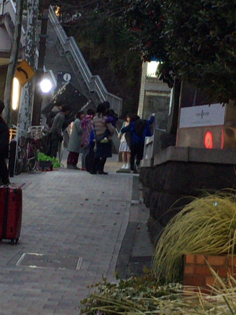 芸能人目撃情報 芸能ニュース 芸能速報 2 6 芸能人目撃情報 乃木神社 前 乃木坂46 伊藤万理華 雑誌撮影の模様 T Co 3lk0qyrlsf Twitter