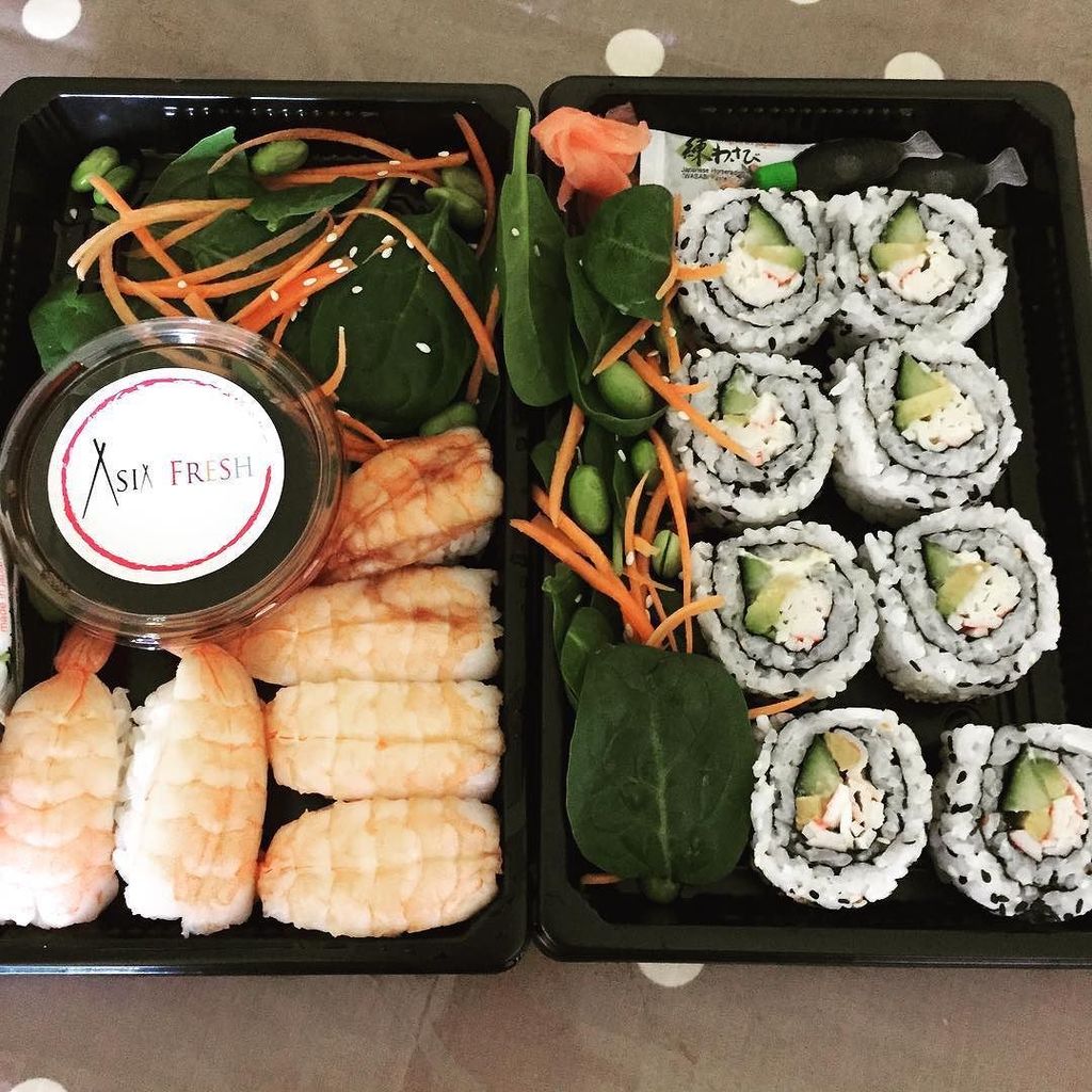 DerekRichardson's tweet photo. Delicious #sushi with @jema_rxo 💜#iom #asiafresh https://t.co/TuT6Boq2NQ