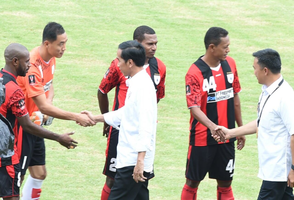 jokowi's tweet photo. PSS Sleman vs Persipura seru, walau skor 0-0. Rame banget tadi. Yuk, nonton bola lagi di Piala Presiden 2017 -Jkw

https://t.co/doKmPAEFBP https://t.co/pdj4biCiL2