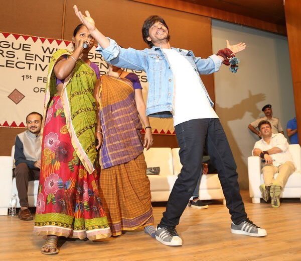 ShahRukhKhan_FC's tweet photo. Pics-2: #ShahRukhKhan [ @iamsrk ] at @SEWABharat event in Ahemdabad during #Raees Promotions ... #RaeesPromotion #SEWABharat https://t.co/391s1WMPtV