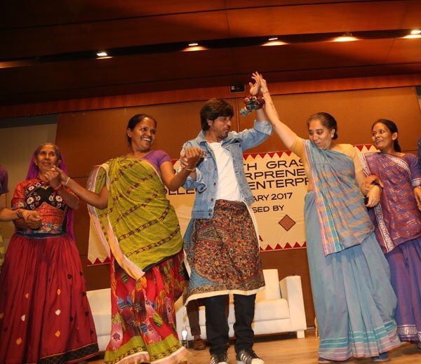 ShahRukhKhan_FC's tweet photo. Pics-2: #ShahRukhKhan [ @iamsrk ] at @SEWABharat event in Ahemdabad during #Raees Promotions ... #RaeesPromotion #SEWABharat https://t.co/391s1WMPtV