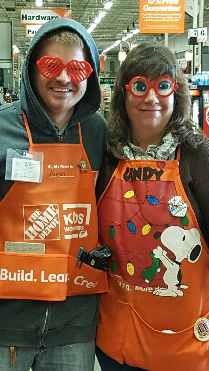 Hyped for this kids workshop! Can I get a smaller apron, please? <a href="/KatherineHerbe1/">Kate Sawicki</a>  @K8tMatt <a href="/MattWichner/">Matt Wichner</a>