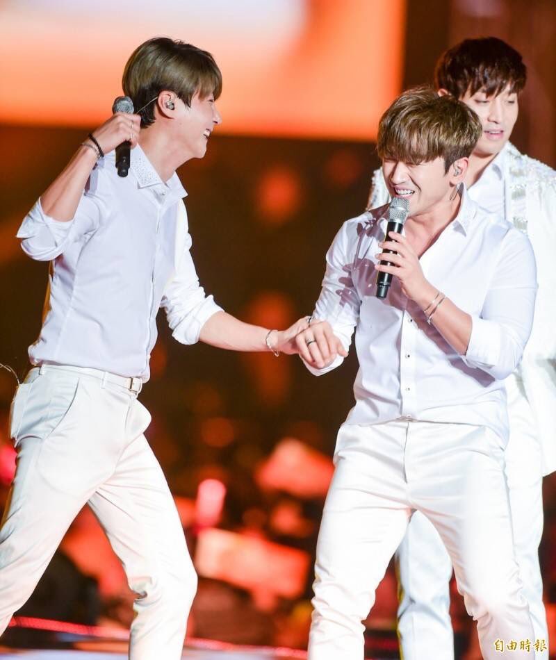 love_uyou's tweet photo. 주먹쥐는 시늉은 했으나 저 좋아죽겠다는 표정은 둘다 못숨겼네?😆😆
그래서 사랑과 기침은 숨길수 없다고 했던가..(수니눈에 콩깍지)
#이민우 #신혜성 #민셩 #알콩달콩꽁냥꽁냥달콤살벌(? https://t.co/muGjdHSzQa