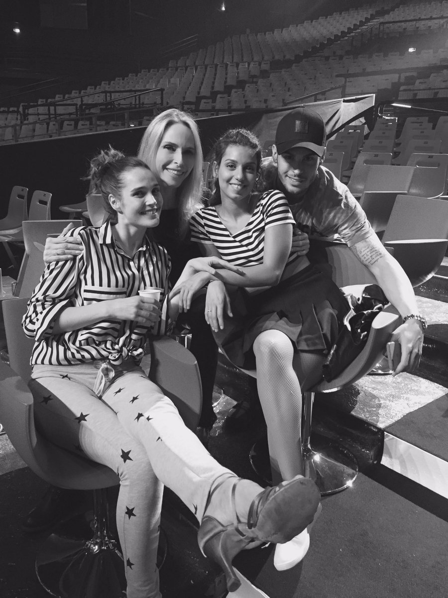KINZINGERTonya's tweet photo. Bien disciplinés a quelques heures du prime @DALS_TF1 😇😉 @CamilleLou_Off @TalOfficial @b_giabiconi https://t.co/e7HlzmcavR