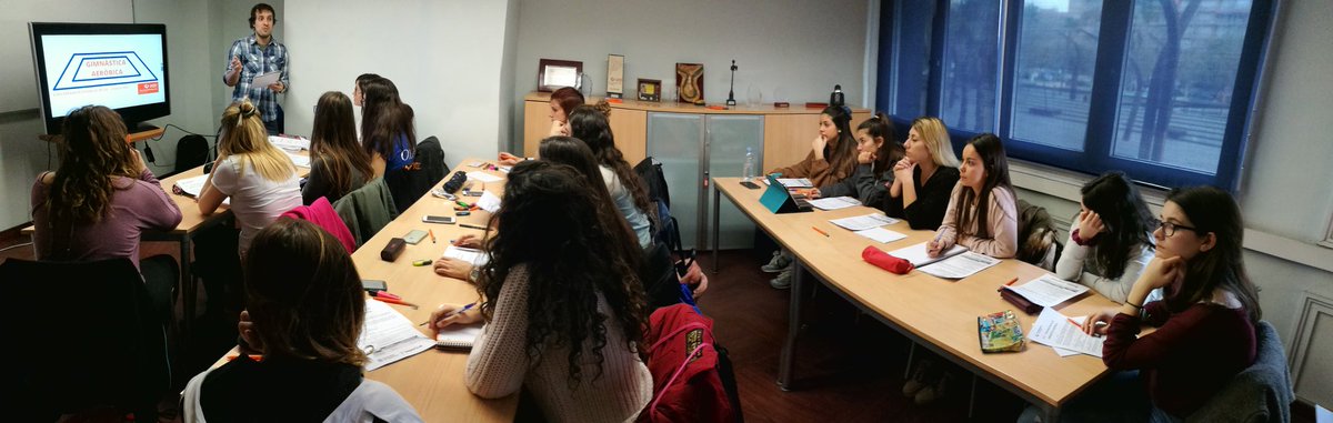 UCECcat's tweet photo. En marxa el seminari de formació de nous tutors/es de joc de gimnàstica aeròbica #consellsesportius https://t.co/E11CieEgqE