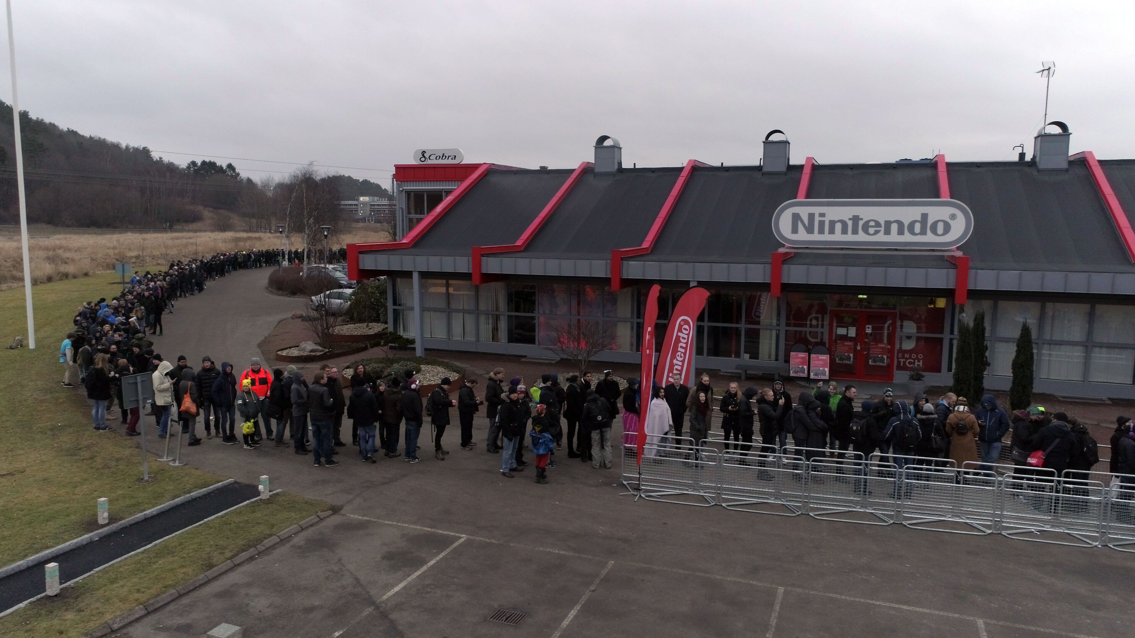snack respons forberede Gunnar Johansson ⭐ ar Twitter: "Meanwhile in Kungsbacka. The line for  playing Nintendo Switch at @Bergsala today. #nintendoswitch #nintendo  @ToadForever https://t.co/rpH93ityfe" / Twitter