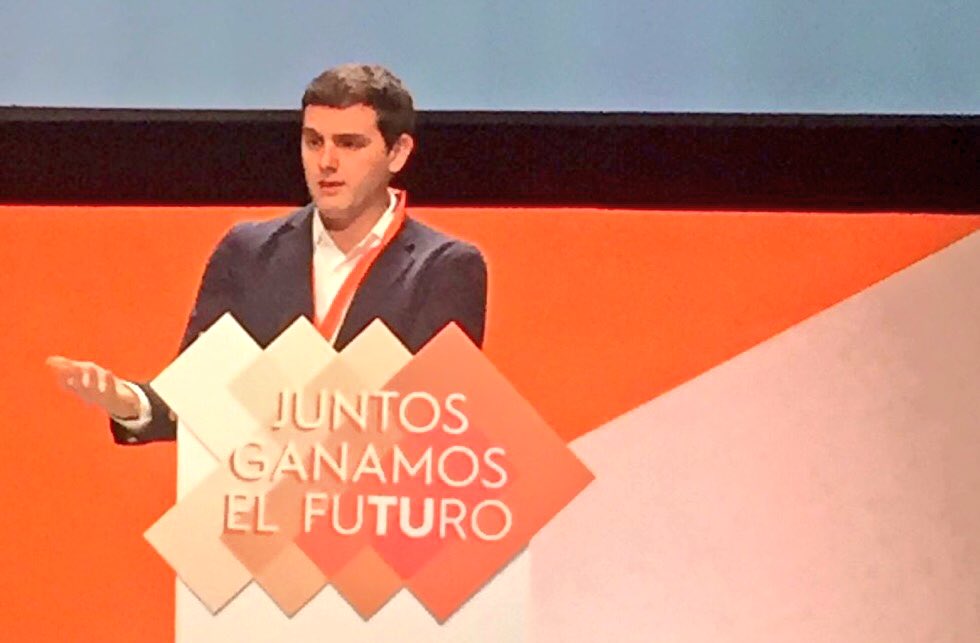 pablogobernado's tweet photo. .@Albert_Rivera: "Saldremos de aquí más fuertes y unidos". #IVAsambleaCs 
@CiudadanosCs 👍👏🍊 https://t.co/2VL4LpyFG2