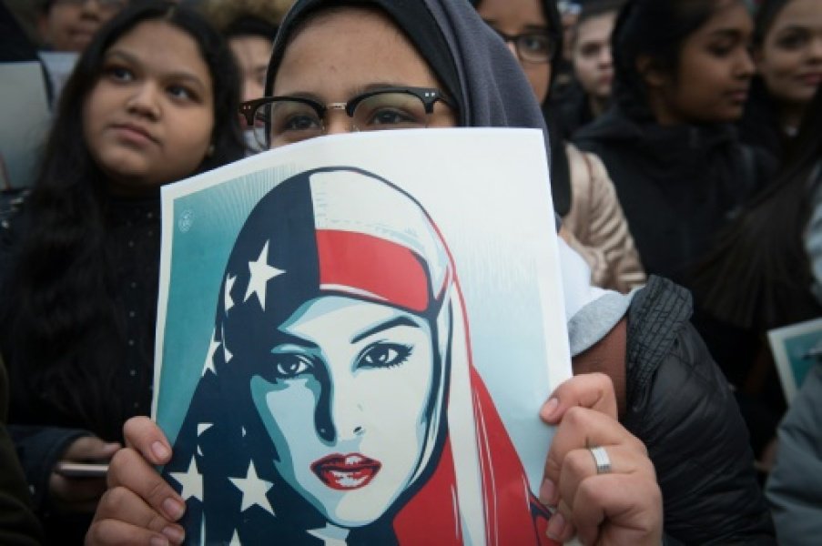 BFMTV's tweet photo. Etats-Unis: un juge fédéral bloque le décret anti-immigration de Trump https://t.co/NdnwSXjQVc https://t.co/UYhylVZYdv