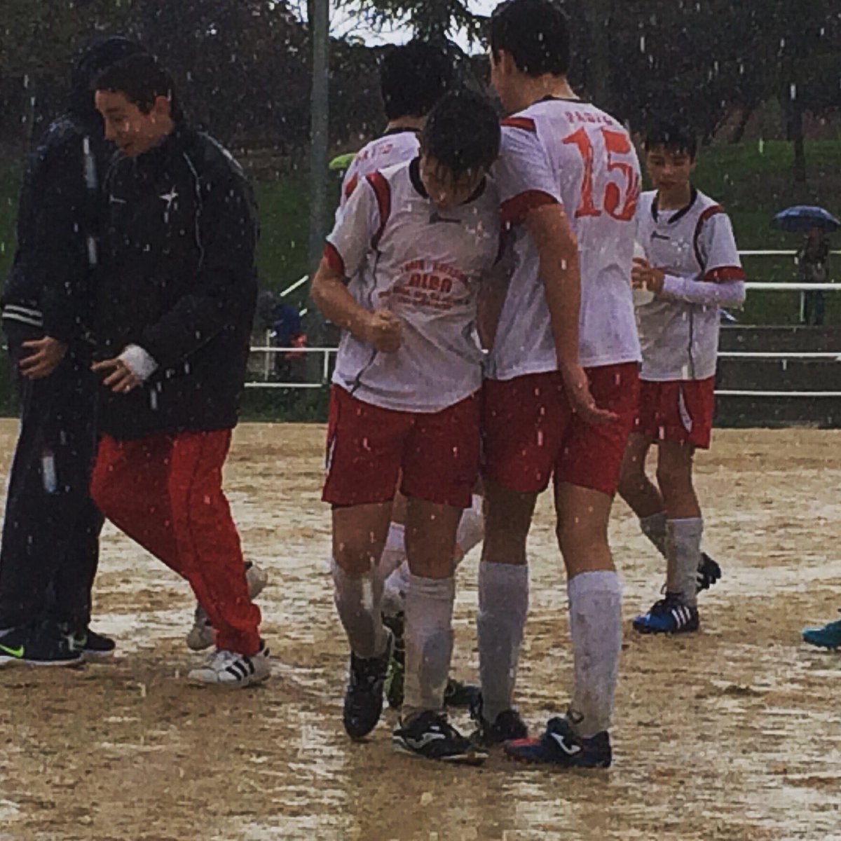 Con el campo embarrado también se puede jugar. Hoy, a las 12:45, Infantil Dehesa - <a href="/lamutualjuan23/">La Mutual Juan XXIII</a>. Vamos, Mutu!!!