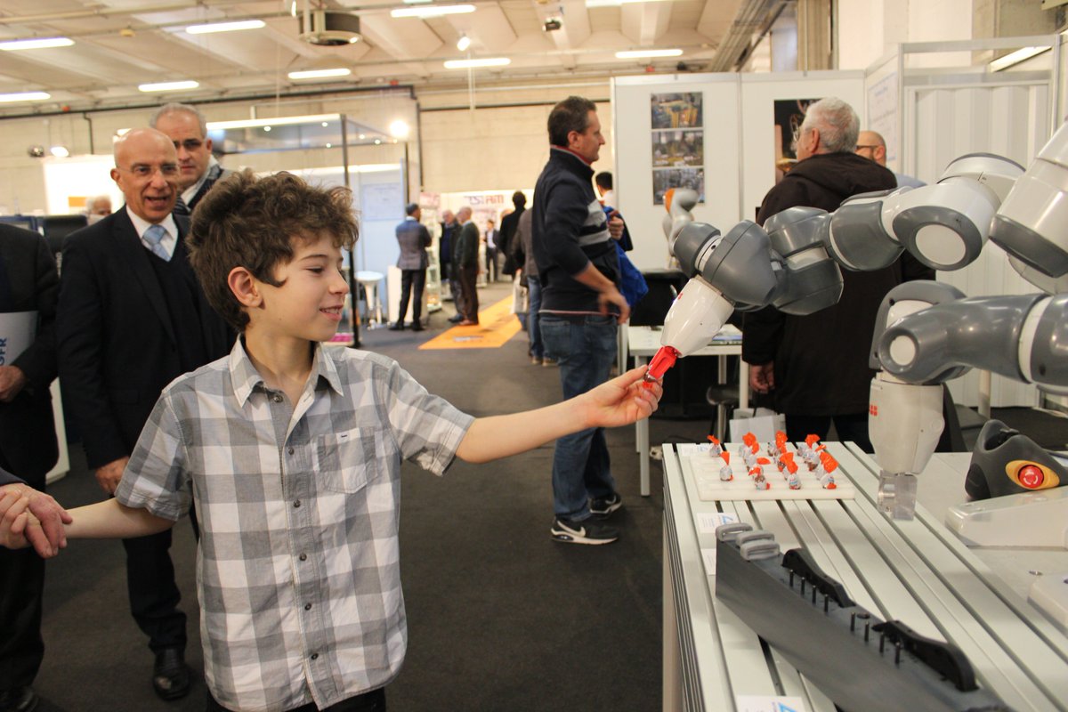 Fornitore_Off's tweet photo. Gli #espositori @Fornitore_Off sono professionali, competenti e... hanno anche dei #Robot molto gentili! #fo2017 https://t.co/EZeW7bWxbl https://t.co/iWtXYy5gr0