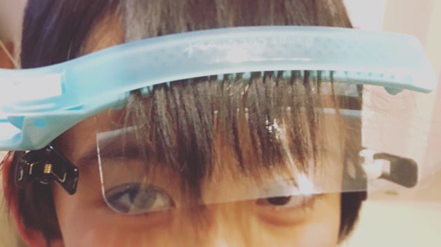 Gisuyama Junko セリアのフェイスガード付き前髪カット用クリップが便利過ぎて泣ける 切った前髪が目に入らない 顔にハサミの刃があたらない コーム付きのクリップがガイド代わりになって切り過ぎたりナナメになったりしない すごい T Co