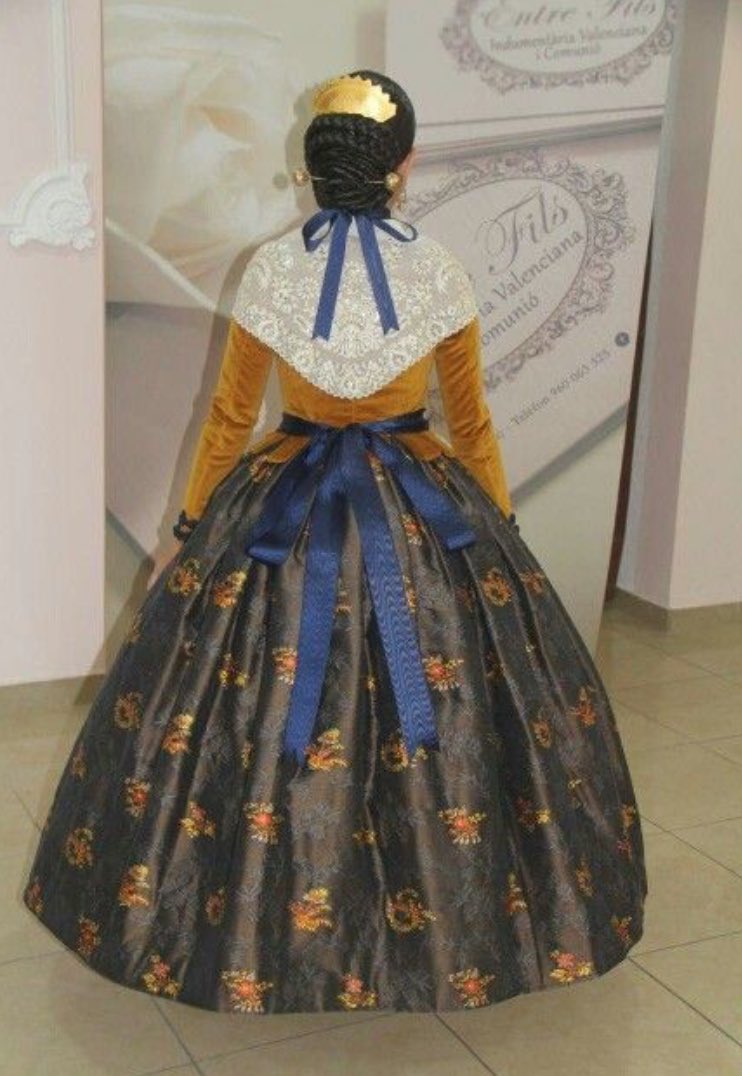 indumen_fallera's tweet photo. Aquí os dejamos algunos trajes regionales valencianos con inspiraciones a "l'antiga" (comúnmente llamados "de huertana") https://t.co/UecNSmjCGf