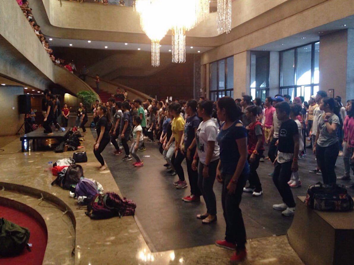 lsdccontempo's tweet image. Our very own Sir Peter teaching jazz earlier at #Pasinaya2017! Catch us perform one of his pieces at the CCP Eskinita tomorrow at 4 PM! 😊