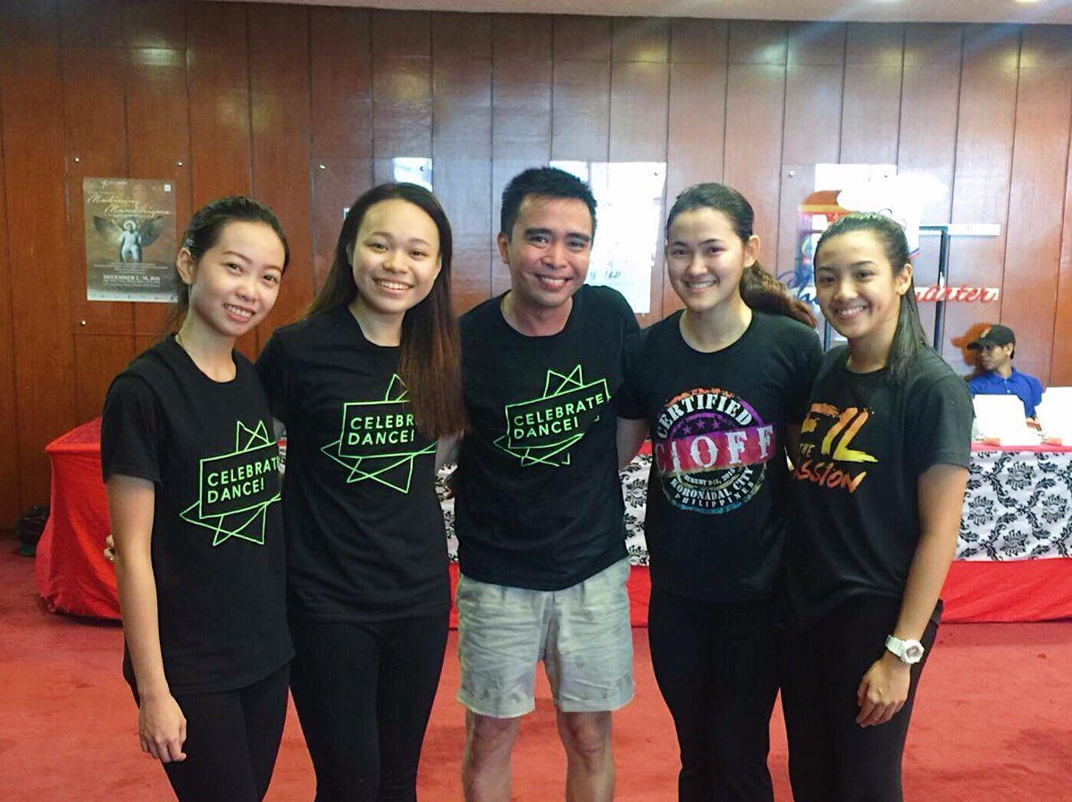 lsdccontempo's tweet image. Our very own Sir Peter teaching jazz earlier at #Pasinaya2017! Catch us perform one of his pieces at the CCP Eskinita tomorrow at 4 PM! 😊