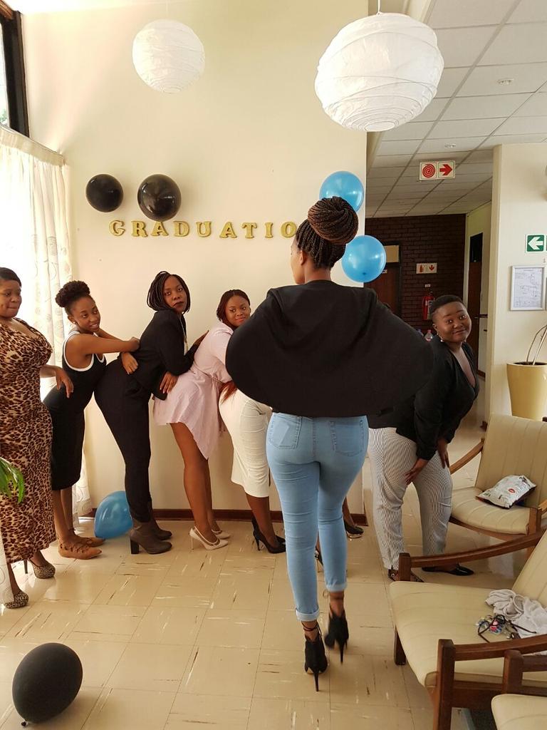 HallMedhurst's tweet photo. Issa graduation🔥🔥🔥 The Toots are Now Divas!! Your house Comm is extra also, 😂😂 Minister of Finance guys🔥🔥 #MedhurstOweek #WitsOweek17 https://t.co/n55Ot8ndOy