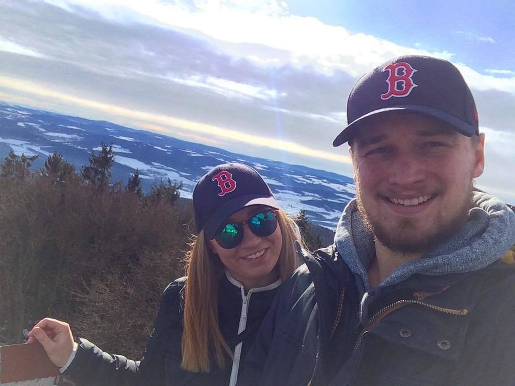 dvomates's tweet photo. #RedSoxnaKleťi #loveya #vousáčsbrejlounem #teniskyjakolyže 🍓🌹 https://t.co/FJLeBIUivD