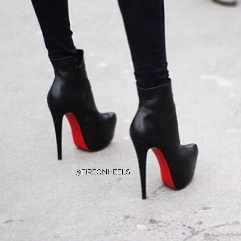 fireonheels's tweet photo. #saturdaynight https://t.co/k23P7IJaBv