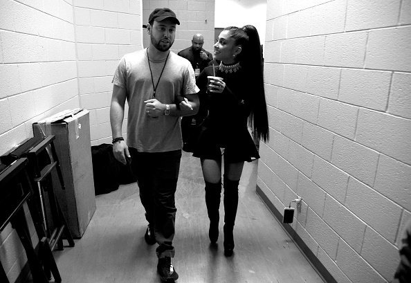 DW_Tour_NL's tweet photo. Nieuwe foto's - Ariana backstage #DangerousWomanTour 🐰 https://t.co/t9hkxLn2ho