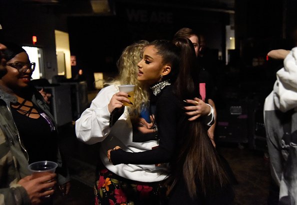 DW_Tour_NL's tweet photo. Nieuwe foto's - Ariana backstage #DangerousWomanTour 🐰 https://t.co/t9hkxLn2ho