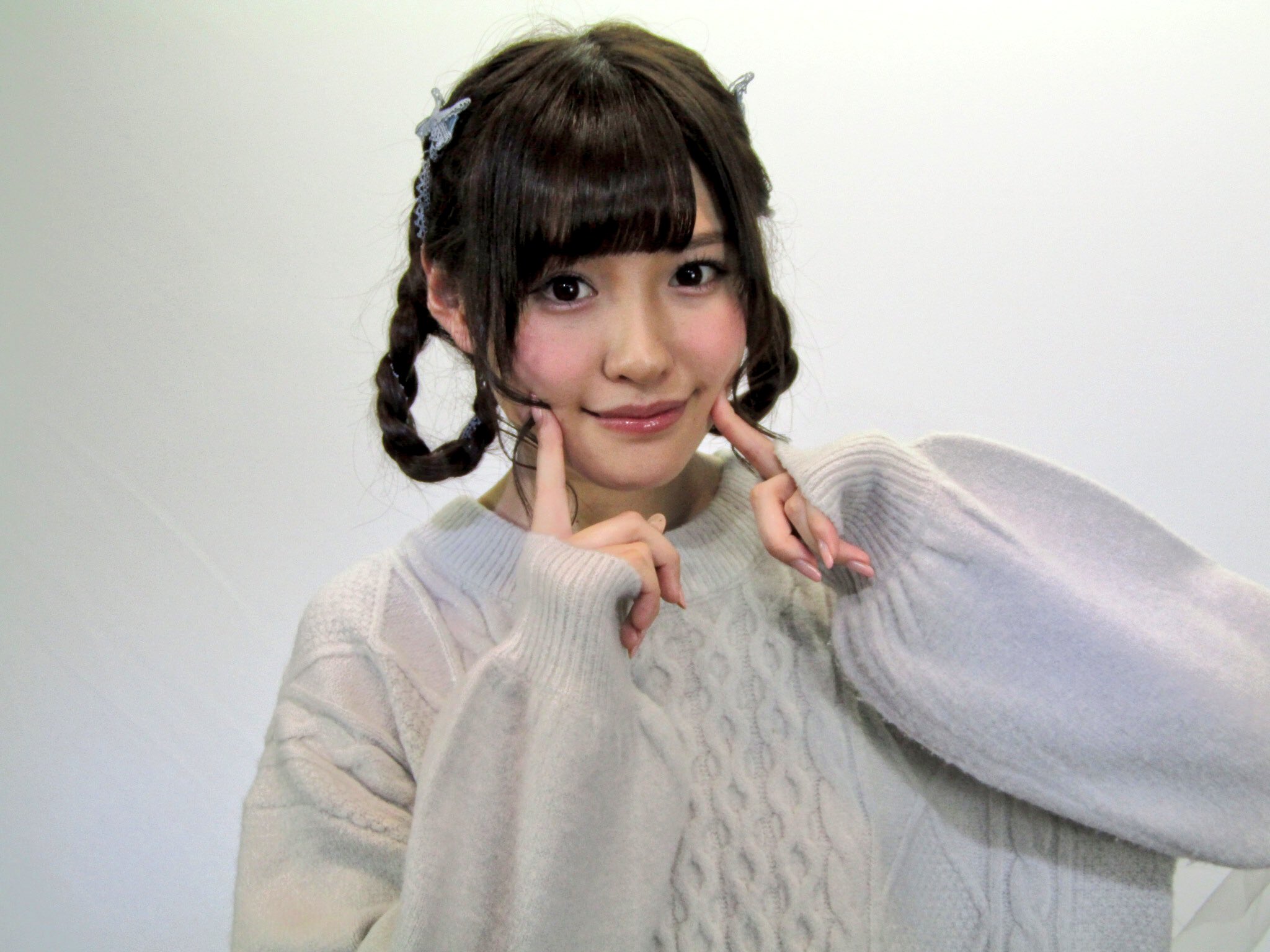 うーじゅ 橋本ありなさん 今日のありなさんは三つ編みを輪っかにした髪型と ほわほわのゆったりしたセーターで萌袖姿が とってもかわいいありなさんでした 橋本ありな 三つ編みの輪っか 萌袖 かわいい女の子 T Co Cendjatebo Twitter