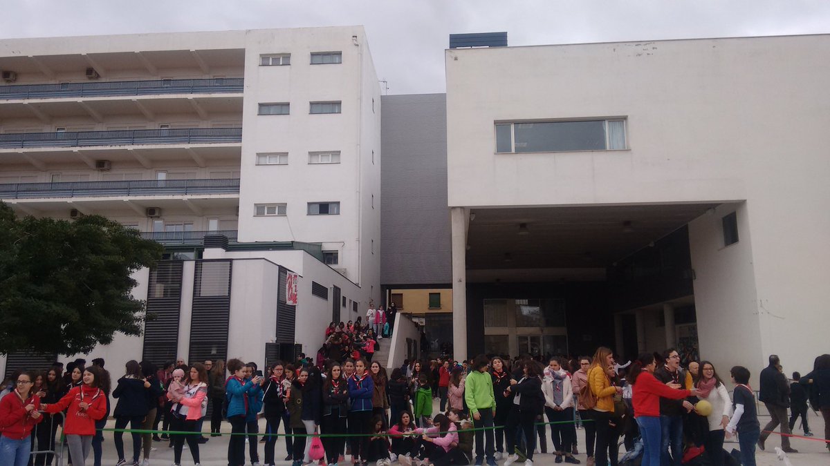 JSantJosep's tweet photo. Les #FallesJSJ17 ja han començat. Hui vivim al pati les 10 hores esportives de #Falles. Eduquem amb l' #esport https://t.co/sCe3p7NZql