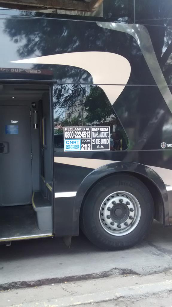 gabyfertinte's tweet photo. Los micros de larga distancia usan la parada de colectivos como si fuera una terminal!! @MoronGobierno @InfoCNRT https://t.co/EFKMcnUvBD