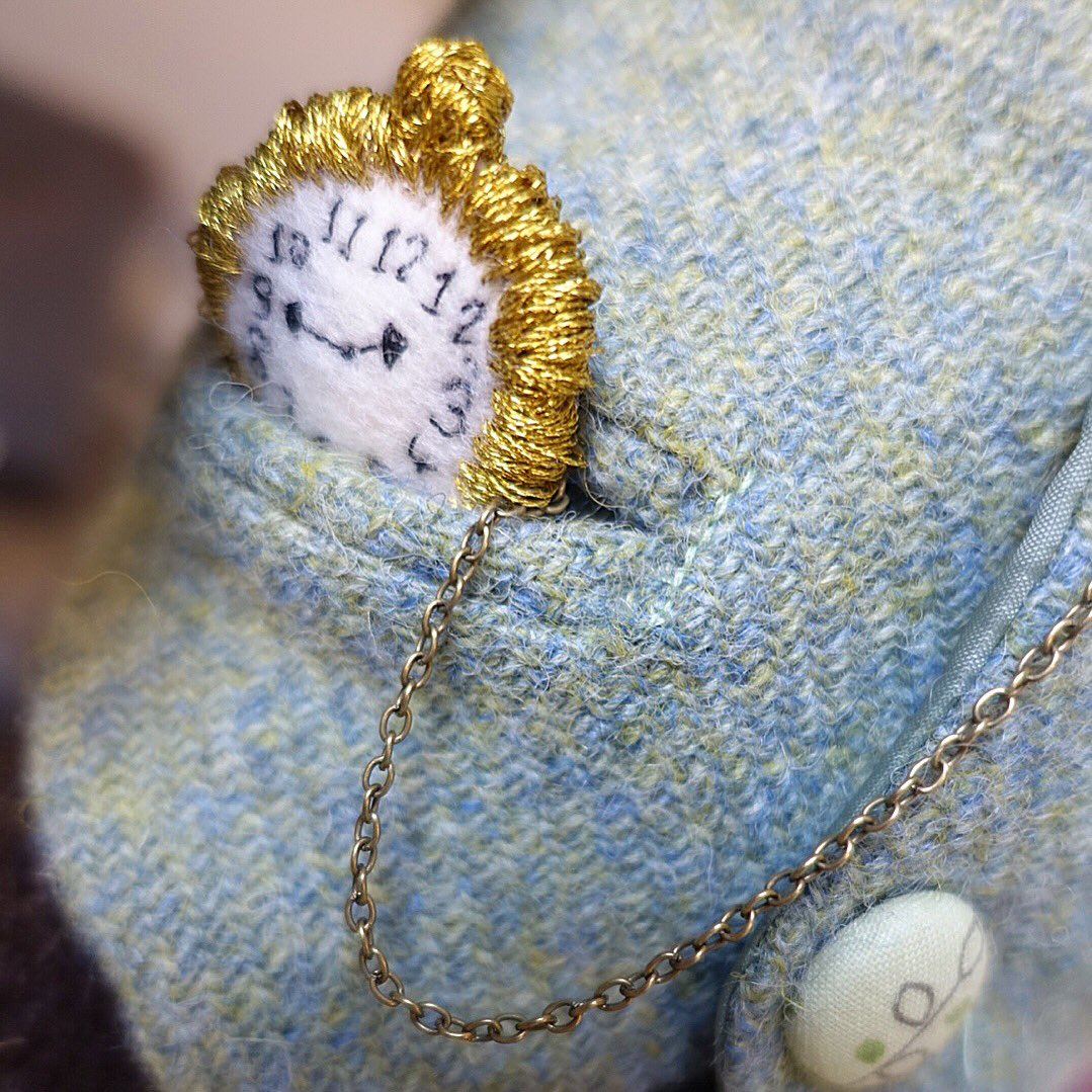 It's all in the detail don't you think?
#handmade #handsewn #feltflower #pocketwatch #handmadebuttons #smallcraftbusiness #bespokegifts