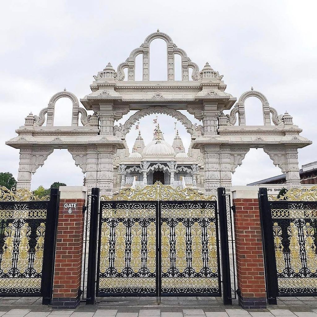 visitlondon's tweet photo. #SeeMoreLondon and discover beautiful hidden gems like the #NeasdenTemple captured here by… https://t.co/RVpjSuanIk https://t.co/HR2nBUoX2K