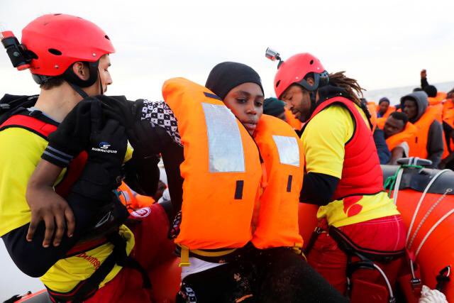 campsoscar's tweet photo. Mientras ayer la UE fingía en #MaltaEU2017 tener una política migratoria.Se rescataban en #Med a 1300  en 13 operaciones. Fotos @moutafis77 https://t.co/o0uVSJkaay