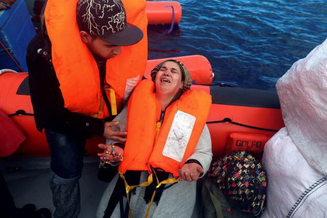 campsoscar's tweet photo. Mientras ayer la UE fingía en #MaltaEU2017 tener una política migratoria.Se rescataban en #Med a 1300  en 13 operaciones. Fotos @moutafis77 https://t.co/o0uVSJkaay
