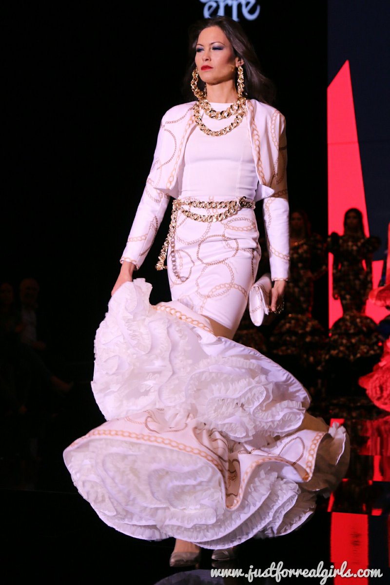 JFRGirls's tweet photo. Volantes y brillos, la colección de #andrewpocrid  #Diva enamora a los asistentes sobre la pasarela de #Simof2017 https://t.co/0gNuGojKxQ