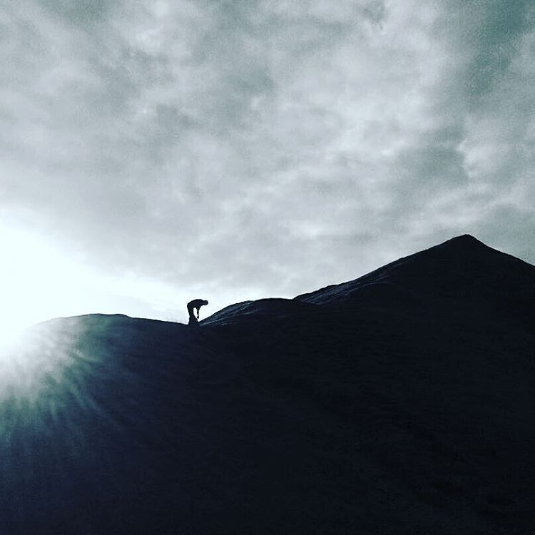 Beautifully captured moment of man vs hill. A fell runner takes a break during his run in the #PeakDistrict. Thanks for the pic <a href="/nj1979/">Nimisha Jha</a>