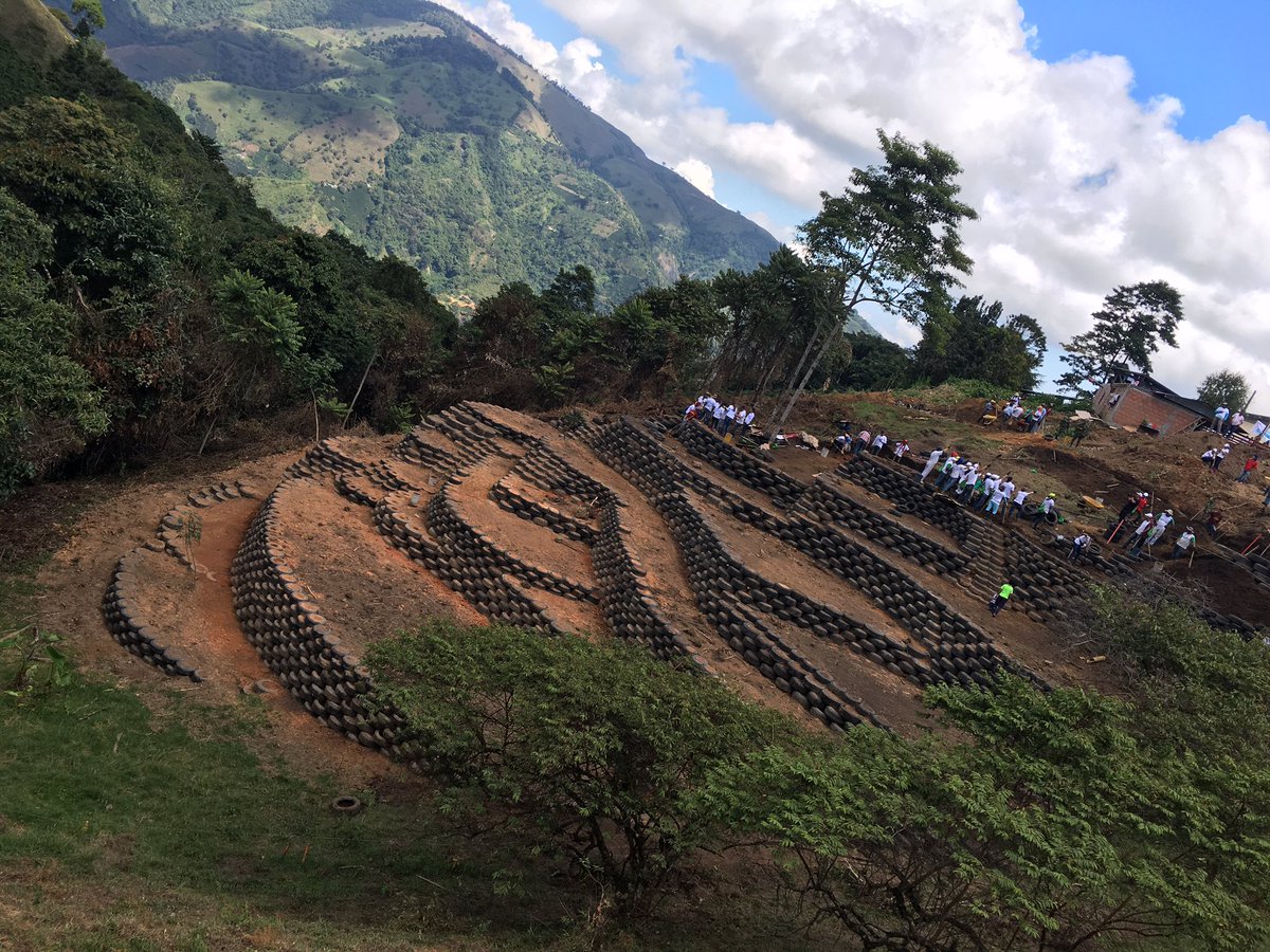 BruceMacMaster's tweet photo. Estas terrazas están casi listas para recibir las Huertas en la escuela del #CañonDeLasHermosas
Trabajo de #voluntarios #VamosColombia https://t.co/q5PBL3wmMl