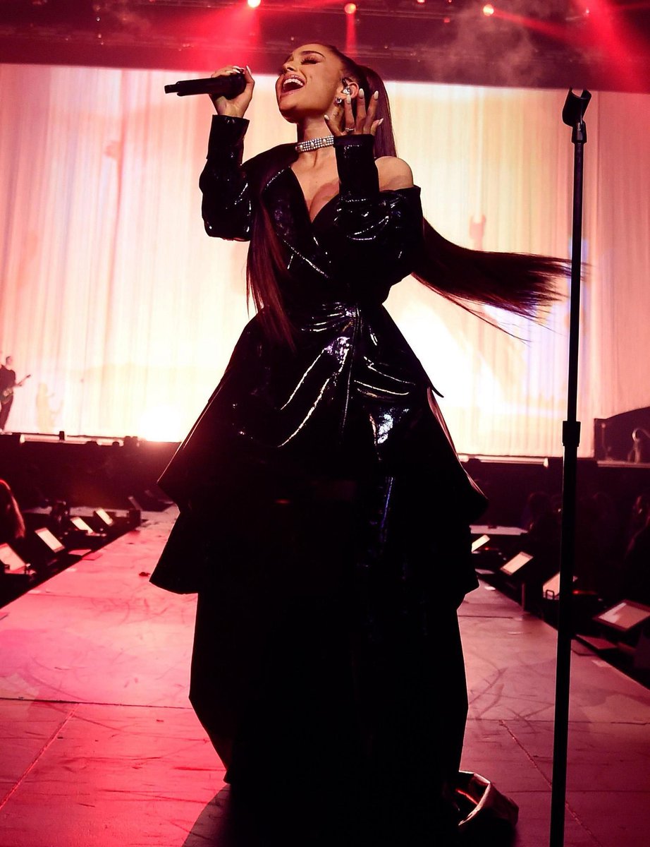 DW_Tour_NL's tweet photo. HQ foto's - Ariana voor de Dangerous Women Tour Phoenix, 3 Februari 2017 https://t.co/JQ2N07iapW