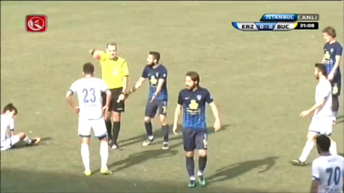 Senin gibi hakeme YAZIKLAR olsun Çağdaş Altay..
Böyle bir pozisyonda sarı kart verip oyundan attı..
Bin kere YAZIKLAR OLSUN..