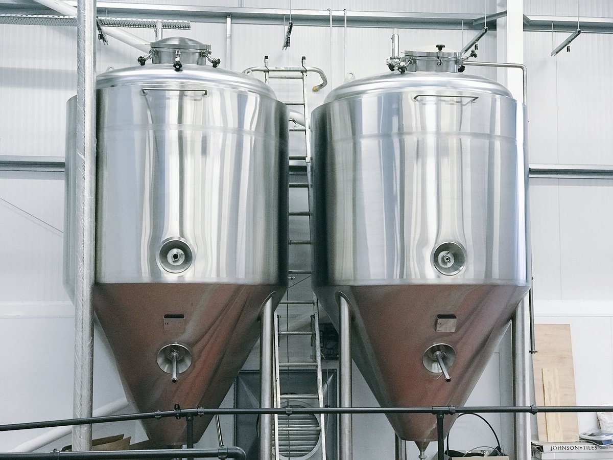 SSVLimited's tweet image. The new tanks we supplied to @WesterhamBrew in position looking great yesterday at their new purpose built site! #Mashtun #unitanks